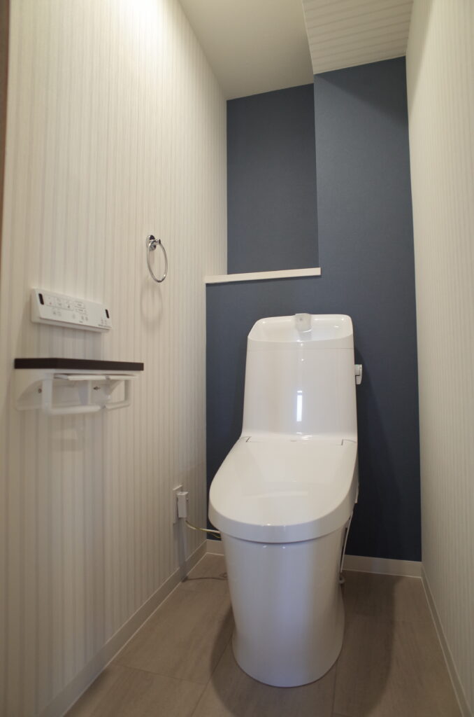 ワンポイントで壁紙の色を変えるだけで、狭く感じがちなトイレの空間が広く感じます。